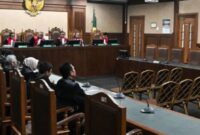 Sidang yang dimulai sekitar pukul 15.00 WIB itu sempat mengejutkan jaksa penuntut umum (JPU) dari Kejaksaan Agung karena meja advokat tampak kosong. (Jennus(