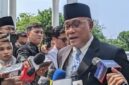 Menteri Lingkungan Hidup baru, Jumhur Hidayat, dikerumuni wartawan usai pelantikan di Istana Negara. (Jennus)