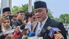 Menteri Lingkungan Hidup baru, Jumhur Hidayat, dikerumuni wartawan usai pelantikan di Istana Negara. (Jennus)