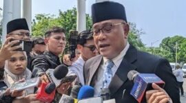 Menteri Lingkungan Hidup baru, Jumhur Hidayat, dikerumuni wartawan usai pelantikan di Istana Negara. (Jennus)