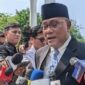 Menteri Lingkungan Hidup baru, Jumhur Hidayat, dikerumuni wartawan usai pelantikan di Istana Negara. (Jennus)
