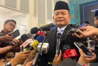 Kepala Staf Kepresidenan yang baru, Dudung Abdurachman, dikerumuni wartawan usai pelantikan di Istana Negara. (Jennus)