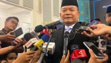 Kepala Staf Kepresidenan yang baru, Dudung Abdurachman, dikerumuni wartawan usai pelantikan di Istana Negara. (Jennus)