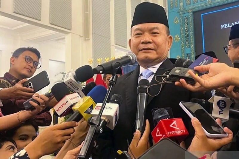 Kepala Staf Kepresidenan yang baru, Dudung Abdurachman, dikerumuni wartawan usai pelantikan di Istana Negara. (Jennus)
