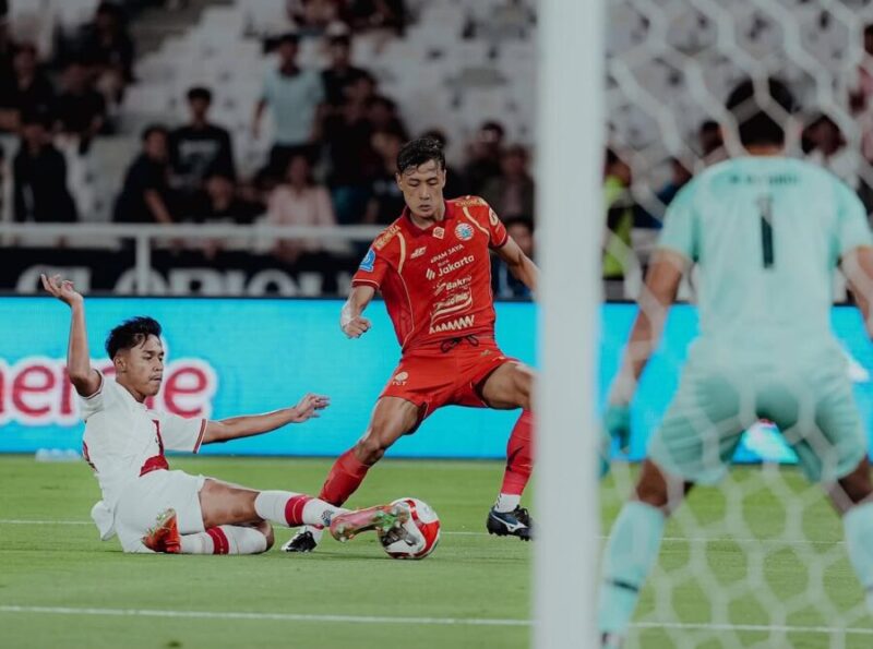 Persija Jakarta menaklukkan Persis Solo 4-0 dalam lanjutan Super League 2025/2026 di Stadion Gelora Bung Karno, Senin (27/4/2026) malam. (Jennus)