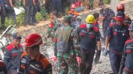 Operasi pencarian dan pertolongan (SAR) pascatabrakan kereta api antara KA Argo Bromo Anggrek dan KRL Commuter Line di Stasiun Bekasi Timur, Jawa Barat, resmi dihentikan, Selasa (28/4/2026). (Jennus)