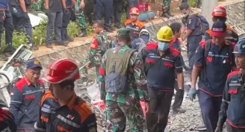 Operasi pencarian dan pertolongan (SAR) pascatabrakan kereta api antara KA Argo Bromo Anggrek dan KRL Commuter Line di Stasiun Bekasi Timur, Jawa Barat, resmi dihentikan, Selasa (28/4/2026). (Jennus)