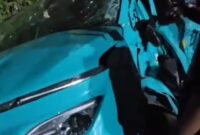 Taksi hijau yang diduga menjadi penyebab serangkaian tabrakan kereta api di Bekasi ikut hancur. (Jennus)