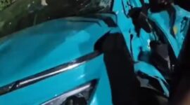 Taksi hijau yang diduga menjadi penyebab serangkaian tabrakan kereta api di Bekasi ikut hancur. (Jennus)