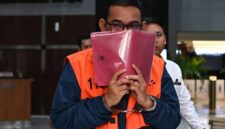 Tersangka kasus dugaan suap importasi di Direktorat Jenderal Bea dan Cukai Orlando Hamonangan menutupi wajahnya usai menjalani pemeriksaan di Gedung Merah Putih KPK, Jakarta, Senin (27/4/2026). (Indrianto Eko Suwarso/Antara Foto)