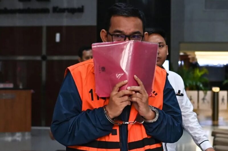 Tersangka kasus dugaan suap importasi di Direktorat Jenderal Bea dan Cukai Orlando Hamonangan menutupi wajahnya usai menjalani pemeriksaan di Gedung Merah Putih KPK, Jakarta, Senin (27/4/2026). (Indrianto Eko Suwarso/Antara Foto)