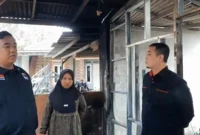 Anggota Komisi II DPRD Kota Bekasi, Anton, di Stasiun Pengisian Bulk Elpiji (SPBE) di Jalan Cinyosog, Kelurahan Cimuning, Kecamatan Mustikajaya. (Jennus)