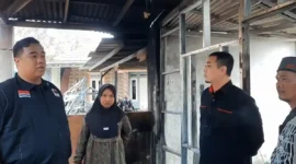 Anggota Komisi II DPRD Kota Bekasi, Anton, di Stasiun Pengisian Bulk Elpiji (SPBE) di Jalan Cinyosog, Kelurahan Cimuning, Kecamatan Mustikajaya. (Jennus)