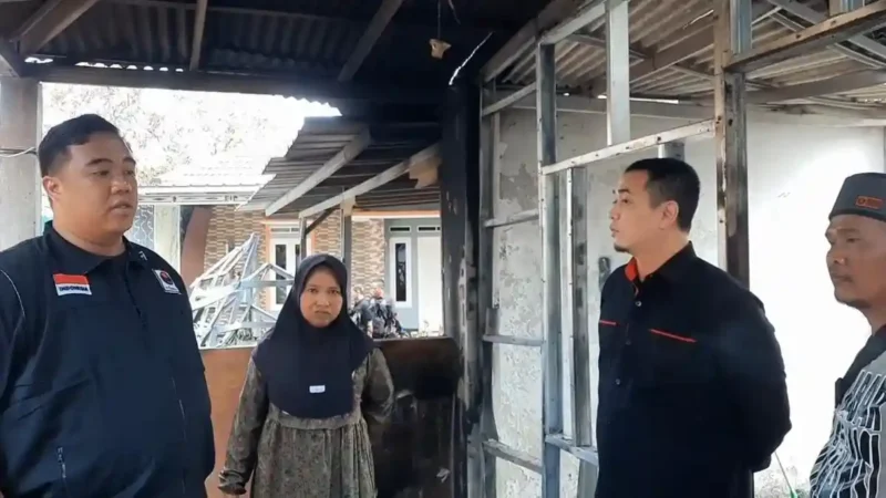 Anggota Komisi II DPRD Kota Bekasi, Anton, di Stasiun Pengisian Bulk Elpiji (SPBE) di Jalan Cinyosog, Kelurahan Cimuning, Kecamatan Mustikajaya. (Jennus)