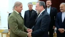 Menteri Luar Negeri Iran Seyed Abbas Araghchi (kanan) bertemu Perdana Menteri Pakistan Muhammad Shehbaz Sharif di Islamabad, Pakistan, Sabtu (25/4/2026). (Xinhua)