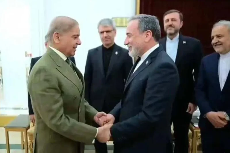 Menteri Luar Negeri Iran Seyed Abbas Araghchi (kanan) bertemu Perdana Menteri Pakistan Muhammad Shehbaz Sharif di Islamabad, Pakistan, Sabtu (25/4/2026). (Xinhua)