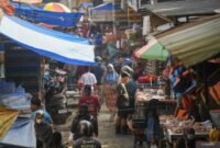 Aktivitas pelaku UMKM di pasar pagi Aceh Tamiang. (Antara/Nova Wahyudi)