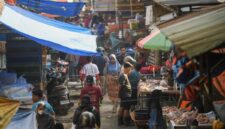 Aktivitas pelaku UMKM di pasar pagi Aceh Tamiang. (Antara/Nova Wahyudi)