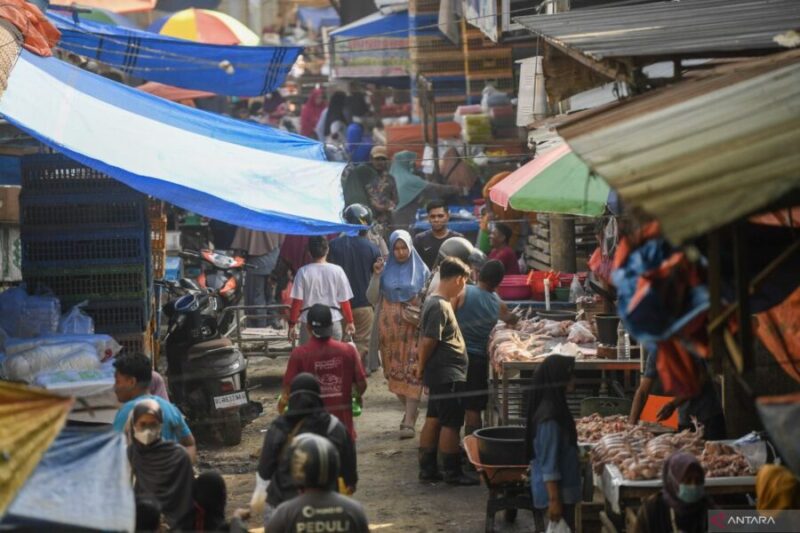 Aktivitas pelaku UMKM di pasar pagi Aceh Tamiang. (Antara/Nova Wahyudi)