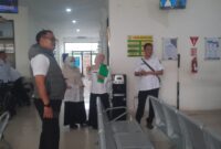 Sekretaris Dinas Kesehatan Kota Bekasi, Hadi Bowo, saat melakukan inspeksi mendadak (sidak) ke Puskesmas Bantargebang, Rabu (22/4/2026). (yrd)