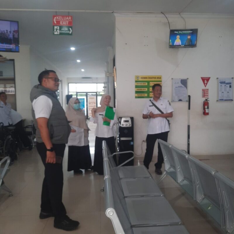 Sekretaris Dinas Kesehatan Kota Bekasi, Hadi Bowo, saat melakukan inspeksi mendadak (sidak) ke Puskesmas Bantargebang, Rabu (22/4/2026). (yrd)