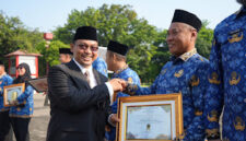 Ketua DPRD Kota Bekasi Sardi Efendi usai Sardi usai mengikuti upacara peringatan Otda di Plaza Kantor Wali Kota Bekasi, Senin (27/5/2026). (Jennus)