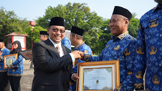 Ketua DPRD Kota Bekasi Sardi Efendi usai Sardi usai mengikuti upacara peringatan Otda di Plaza Kantor Wali Kota Bekasi, Senin (27/5/2026). (Jennus)