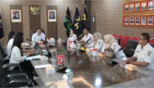 DPRD Kota Bekasi melakukan konsultasi intensif dengan Kementerian Hukum dan HAM wilayah Jawa Barat dalam rapat di Ruang Sahardjo, Rabu (22/4/2026). (Dok DPRD)