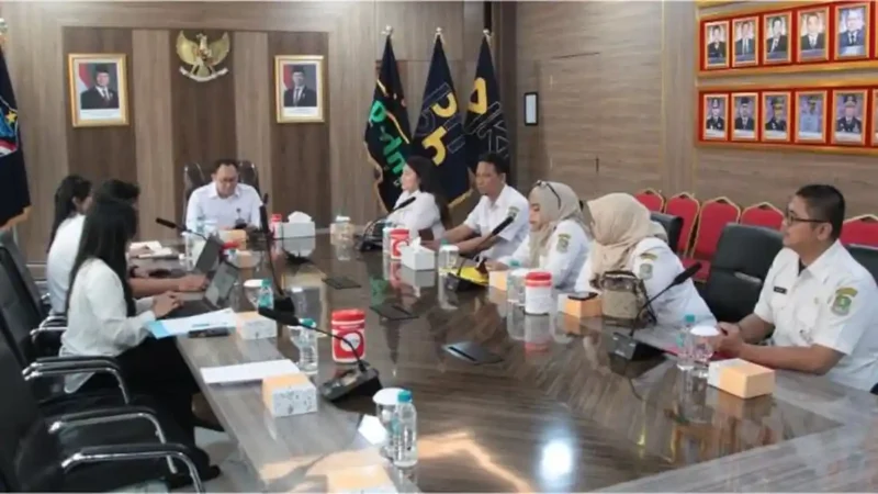 DPRD Kota Bekasi melakukan konsultasi intensif dengan Kementerian Hukum dan HAM wilayah Jawa Barat dalam rapat di Ruang Sahardjo, Rabu (22/4/2026). (Dok DPRD)