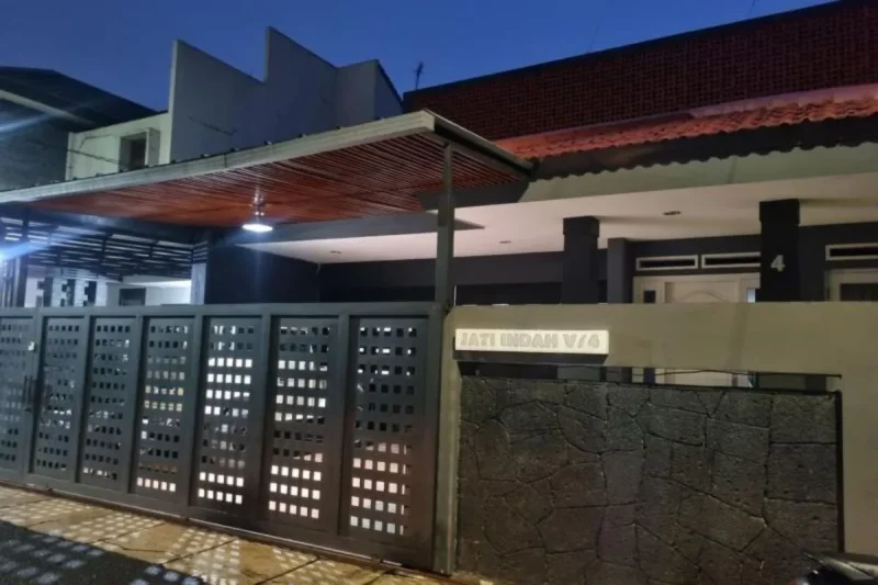 Rumah Wakil Ketua DPRD Jawa Barat Ono Surono di Jl Jati Indah V nomor 4 Kota Bandung setelah penggeledahan oleh KPK. (Antara Foto)