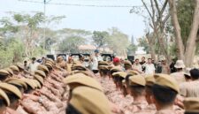 Mendagri Tito Karnavian saat memimpin apel Praja IPDN yang membantu pembersihan lumpur di Aceh Tamiang