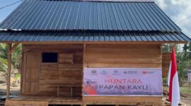 Pemanfaatan kayu hanyutan sebagai material huntara di Aceh Utara. dok. Satgas PRR/Kemenhut