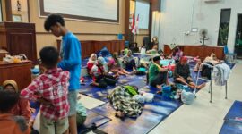 PENGUNGSI-Sejumlah warga beraktivitas di Aula Kecamatan Guntur, yang menjadi lokasi pengungsian atas dampak banjir di wilayah Kabupaten Demak, Jawa Tengah, Sabtu (4/4). (Foto BPBD Kabupaten Demak).