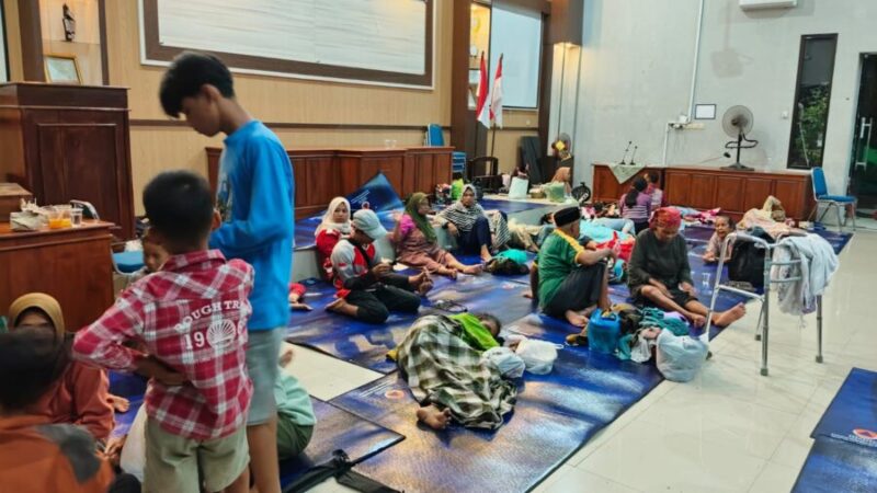 PENGUNGSI-Sejumlah warga beraktivitas di Aula Kecamatan Guntur, yang menjadi lokasi pengungsian atas dampak banjir di wilayah Kabupaten Demak, Jawa Tengah, Sabtu (4/4). (Foto BPBD Kabupaten Demak).