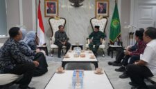 Menteri Agama Nasaruddin Umar saat menerima audiensi Direktur RS UIN, Syaifullah, di Kantor Kementerian Agama, Lapangan Banteng, Jakarta, Kamis (9/4/2026). (Humas Kemenag)