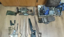 Polisi menyita sepucuk pistol jenis SIG Sauer P226 lengkap dengan magasin, satu sampel senjata laras panjang yang belum selesai, serta dua butir peluru kaliber 22. (Bareskrim)