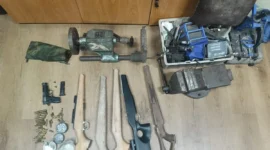 Polisi menyita sepucuk pistol jenis SIG Sauer P226 lengkap dengan magasin, satu sampel senjata laras panjang yang belum selesai, serta dua butir peluru kaliber 22. (Bareskrim)