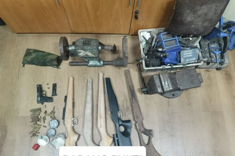 Polisi menyita sepucuk pistol jenis SIG Sauer P226 lengkap dengan magasin, satu sampel senjata laras panjang yang belum selesai, serta dua butir peluru kaliber 22. (Bareskrim)