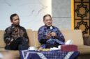 Rektor UMY didampingi Sekretaris Universitas saat memaparkan isu strategis PTN dan PTS kepada rekan media di UMY, Rabu (22/4/2026)