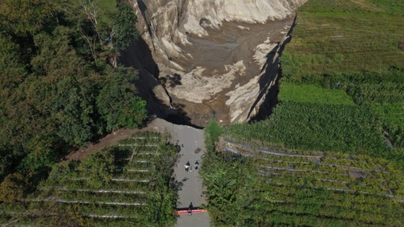 foto udara sinkhole di Desa Pondok Balik, Kecamatan Ketol, Kabupaten Aceh Tengah, Aceh. dok. Satgas PRR/PU BWS