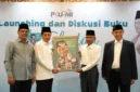 Peluncuran buku 'Teladan Sang Menteri' ditandai dengan penandatanganan mockup sampul serta penyerahan buku secara simbolis oleh Menteri Agama Nasaruddin Umar. (Humas Kemenag)