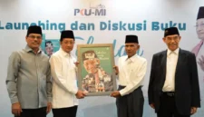Peluncuran buku 'Teladan Sang Menteri' ditandai dengan penandatanganan mockup sampul serta penyerahan buku secara simbolis oleh Menteri Agama Nasaruddin Umar. (Humas Kemenag)