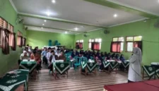 Kegiatan pengabdian dua dosen Universitas Muhammadiyah Yogyakarta (UMY) di Aula SD Muhammadiyah Gondang Legi diikuti sekitar 60 peserta dan mendapat respons antusias dari warga. (Dok UMY)