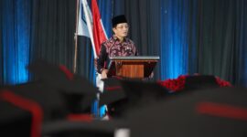 Menteri Agama Nasaruddin Umar menyampaikan sambutan pada Wisuda Nasional Guru Ngaji Alquran di Masjid Istiqlal, Jakarta, Sabtu (2/5/2026). (Humas Kemenag)