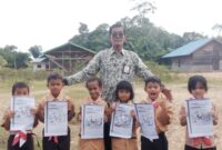 Guru mengajar agama di pedalaman Kalimantan Utara. (Dok Kemenag Kalimantan Utara)
