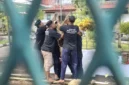 Para napi Lapas Kelas IIA Yogyakarta antusias dan penuh semangat bekerja sama menguliti tubuh sapi kurban yang selesai disembelih. (Dok Lapas)