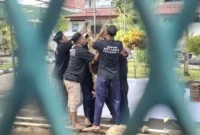 Para napi Lapas Kelas IIA Yogyakarta antusias dan penuh semangat bekerja sama menguliti tubuh sapi kurban yang selesai disembelih. (Dok Lapas)