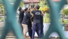 Para napi Lapas Kelas IIA Yogyakarta antusias dan penuh semangat bekerja sama menguliti tubuh sapi kurban yang selesai disembelih. (Dok Lapas)