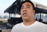 Anggota Komisi II DPRD Kota Bekasi, Anton, dengan latar belakang bangunan SPBE Cimuning yang hangus terbakar. (Kolase foto/ihd)