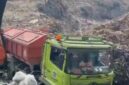 Truk sampah DKI masuk TPST Bantargebang setelah sebelumnya meneteskan air lindi di sepanjang jalan raya Narogong. (Dok DPRD Kota Bekasi)